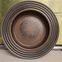 rundt-brunglaseret-fad-bred-kant-med-riller-retrofad-Arabia-finsk-serveringsfad-ruska